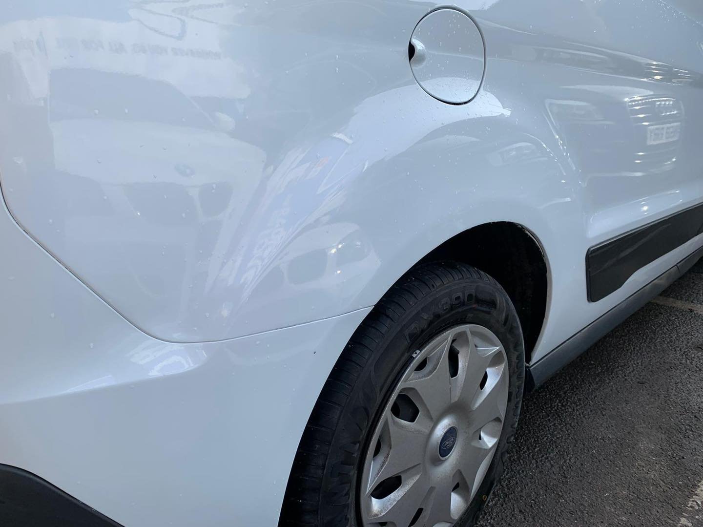 impact carrosserie réparé avec surface lisse et peinture uniforme