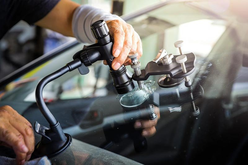 Bris de glace voiture : que faire en cas d’impact ou de fissure ?