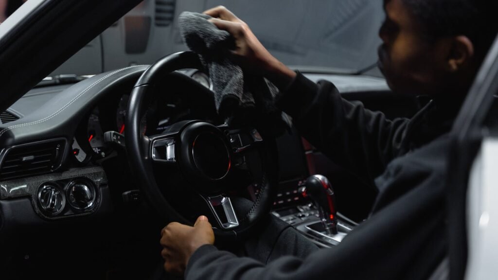 Nettoyage intérieur voiture : ce que vous ne pouvez pas faire seul
