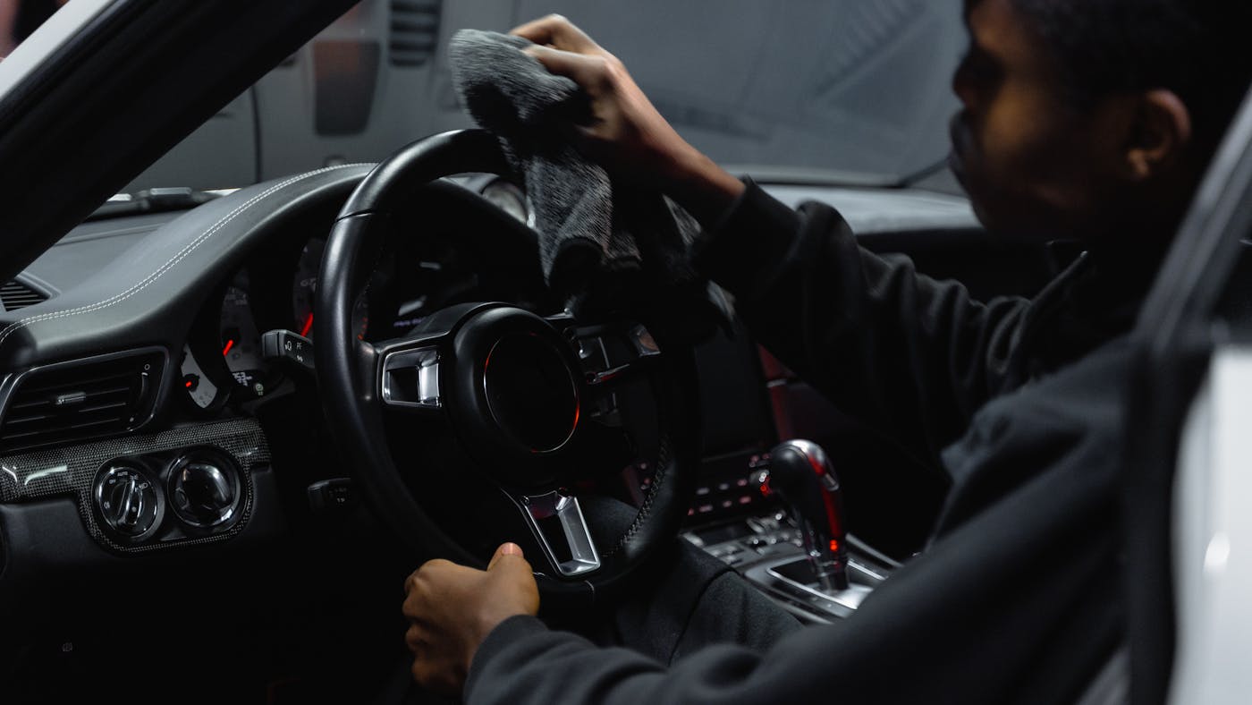Nettoyage intérieur voiture : ce que vous ne pouvez pas faire seul